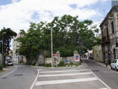 La palazzina � fronteggiata dall�ampio e inconsueto isolato che occupa l�incrocio tra via Cimmarrusti e via Pietrocola, costituito da ex opifici disposti a corte e stretti tra il teatro Purgatorio da un lato e il Conservatorio Piccini dall�altro